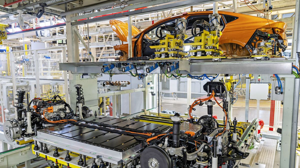 Další čipová krize na obzoru? Automobilový průmysl se obává výpadků ve výrobě
